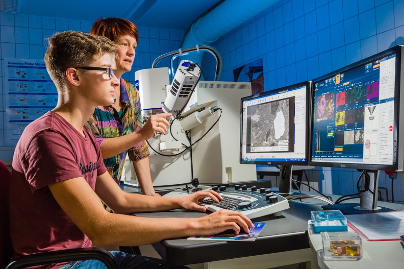 Neues Rasterelektronenmikroskop im Labor Werkstofftechnik der Fakultät Maschinenbau/Verfahrenstechnik an der HTW Dresden am 09.09.14 - Das Labor Werkstofftechnik an der Fakultät Maschinenbau/Verfahrenstechnik verfügt seit 2014 über ein Feldemissions-Rasterelektronenmikroskop mit EDX. Das neue Gerät ermöglicht die hochaufgelöste Abbildung unterschiedlichster Werkstoffe und Untersuchungsobjekte sowie eine deutlich schnellere und genauere Mikroanalyse der chemischen Zusammensetzung. Das REM wird in der Lehre im Rahmen von Praktika, für studentische Arbeiten sowie für Forschungsaufgaben genutzt. 14-0697.jpg