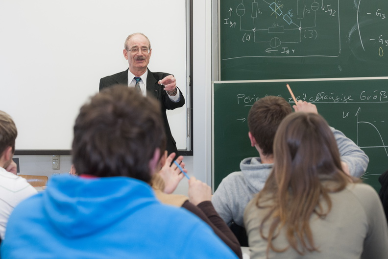Vorlesung "Elektrotechnik I" von Prof. Norbert Michalke, Dekan der Fakultät Elektrotechnik an der HTW Dresden
