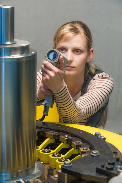 Jana Raabe - Studentin des STG Allgemeiner Maschinenbau bei Temperatur- und Schwingungsmessungen an einer Francisturbine.