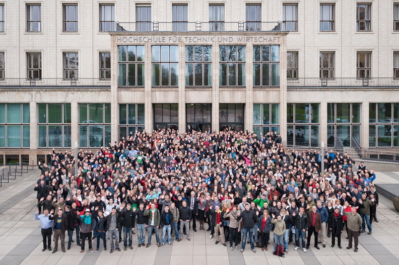 569 Studenten, Professoren und Mitarbeiter der HTW Dresden am 11. April 2012 vor dem Zentralgebäude am Friedrich-List-Platz
