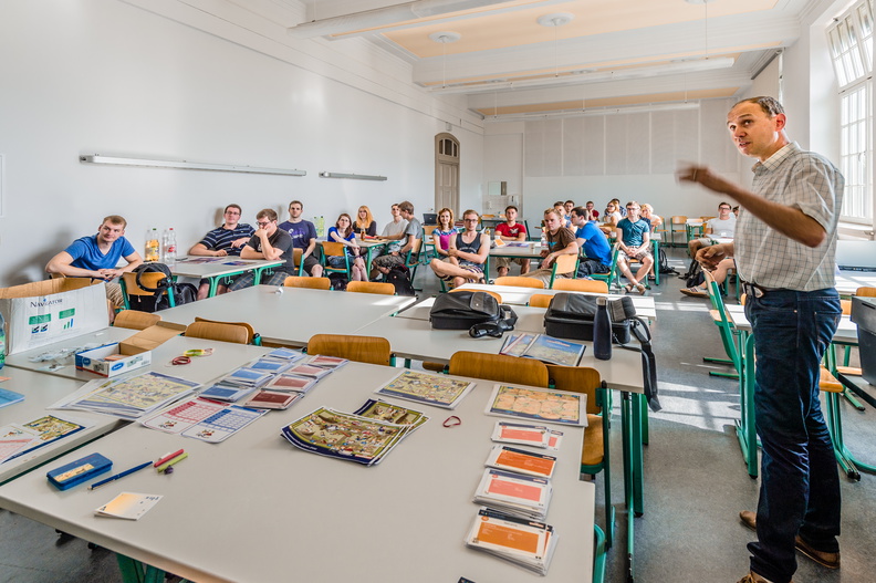  Studenten der Studiengänge Wirtschaftsinformatik und Wirtschaftsingenieurwesen der HTW Dresden am 10.06.14 beim interaktiven Planspiel „Fort Fantastic“.