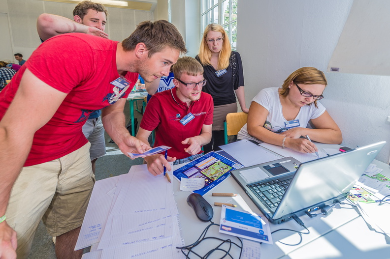  Studenten der Studiengänge Wirtschaftsinformatik und Wirtschaftsingenieurwesen der HTW Dresden am 10.06.14 beim interaktiven Planspiel „Fort Fantastic“.