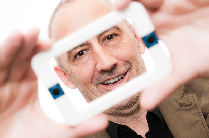 Prof. Gerd Flohr begutachtet das Konzept der innovativen Stereodigitalkamera "frame"