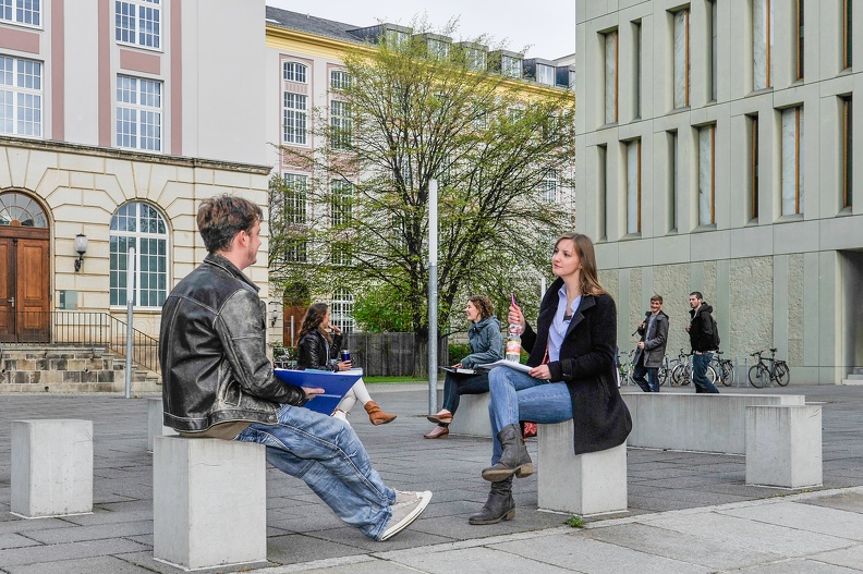 Studenten auf dem Campus der HTW Dresden