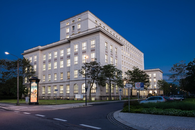 Das erleuchtete Zentral-Gebäude der HTW Dresden am Friedrich-List-Platz