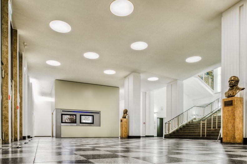 Ansicht des Foyers des Zentralgebäudes der HTW Dresden mit Info-Point