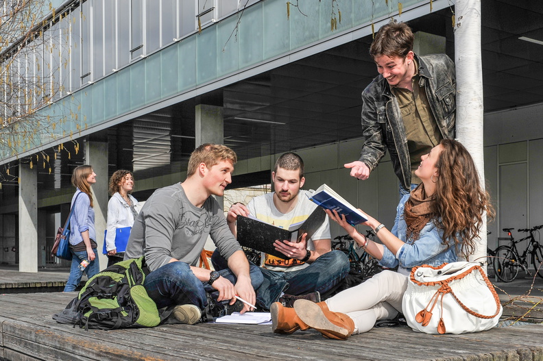 Studenten auf dem Campus der HTW Dresden