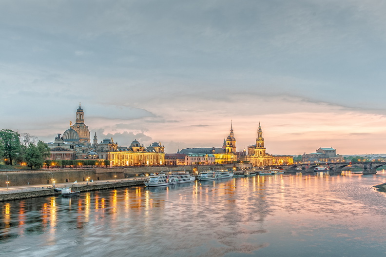 Elbflorenz - Blick von der Carolabrücke auf die historische Altstadt der Landeshauptstadt Dresden