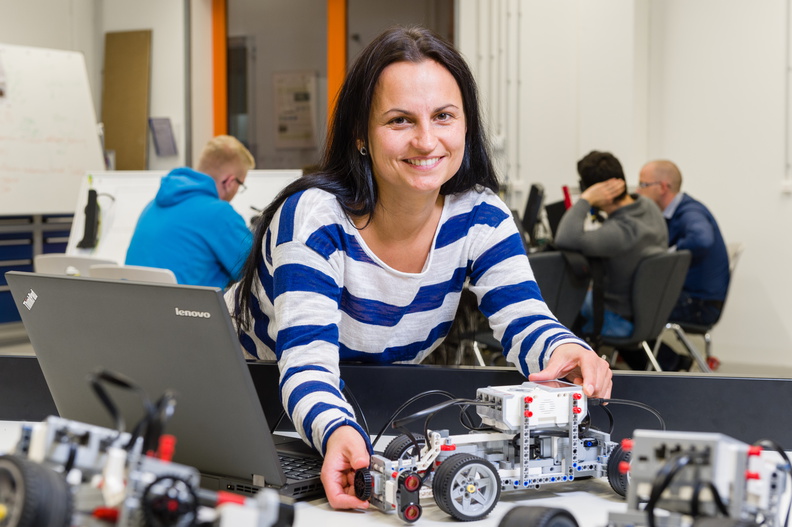 Kathrin Böhm, Studentin des Studiengangs Fahrzeugtechnik der Fakultät Maschinenbau an der HTW Dresden am 24.11.15.