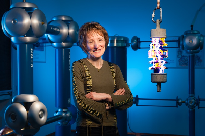 Cornelia Förtsch löst routniert „hochspannende“ Aufgaben im Sekretariat der Fakultät Elektrotechnik an der HTW Dresden.