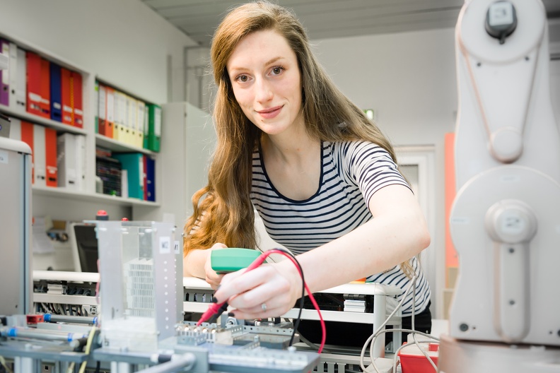 HTW Studentin Anna Seifert im Labor „Industrieroboter & Fertigungsautomation“ am 26.03.2018.