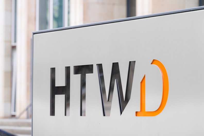 Stele mit dem Logo der HTWD am 08.04.24.