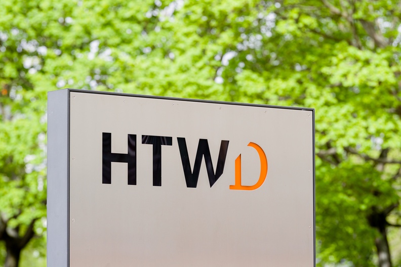 Stele mit dem Logo der HTWD am 08.04.24.
