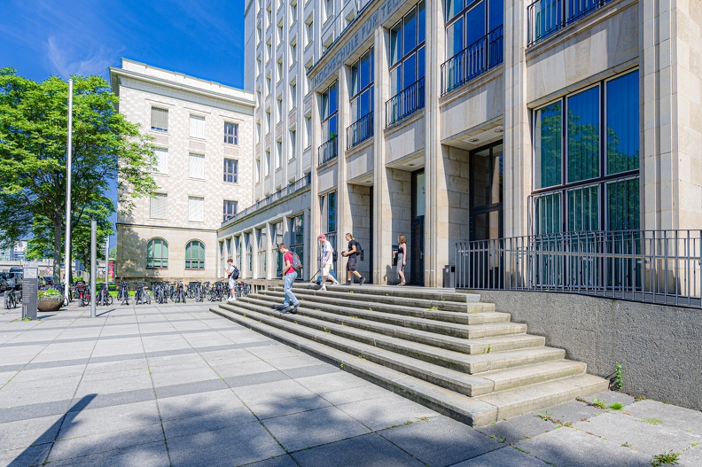 Portal des Z-Gebäudes der HTW Dresden am Friedrich-List-Platz am 28.08.24.