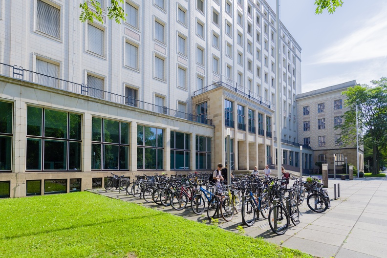 Portal des Z-Gebäudes der HTW Dresden am Friedrich-List-Platz am 28.08.24.